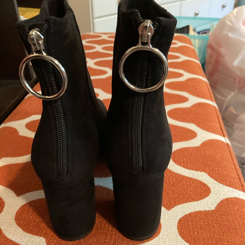 NEVER WORN ZIP-BACK BOOTIES